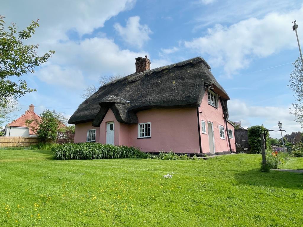 Lot: 145 - DETACHED COTTAGE IN HERTFORDSHIRE VILLAGE LOCATION - Front elevation of Moss Rose Cottage in Hertfordshire hamlet